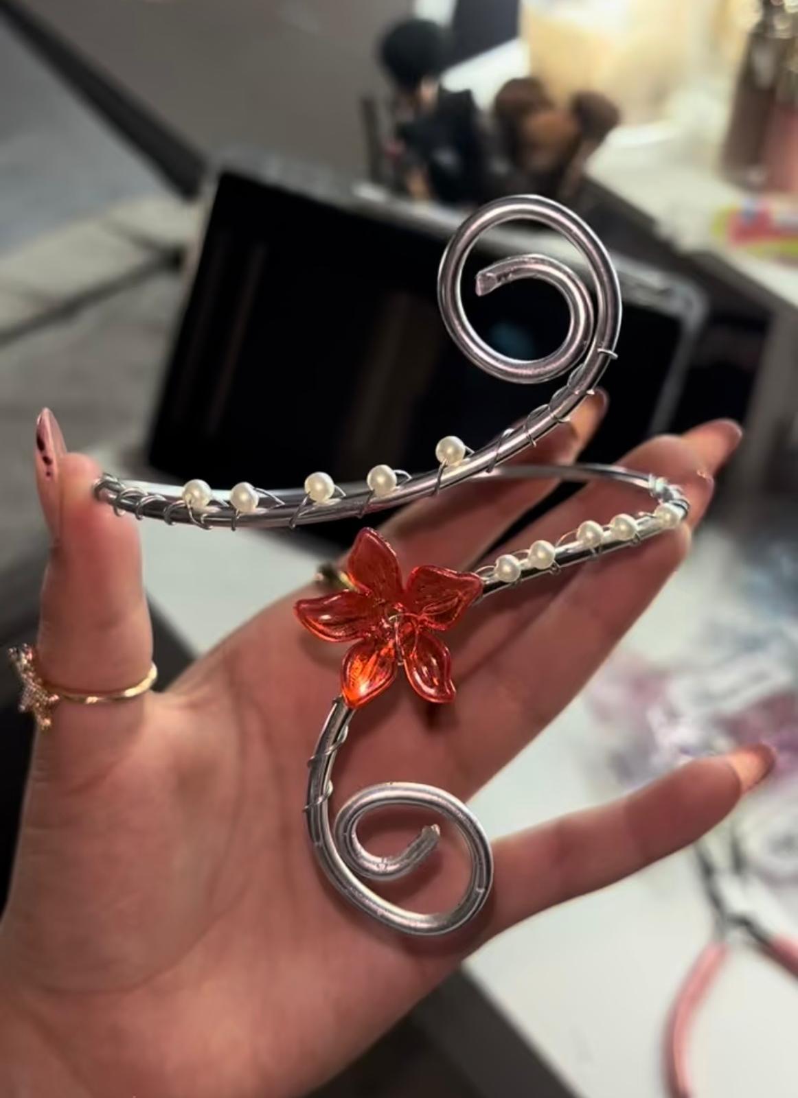 Bracciale minimal con perline e fiore